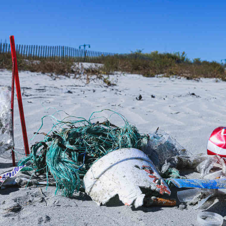 plastic resten op een strand